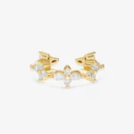 Kolczyk typu earcuff z motywem kwiatowym