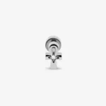Piercing z białym symbolem ankh