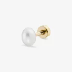 Piercing z perełką