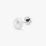 Piercing z perełką